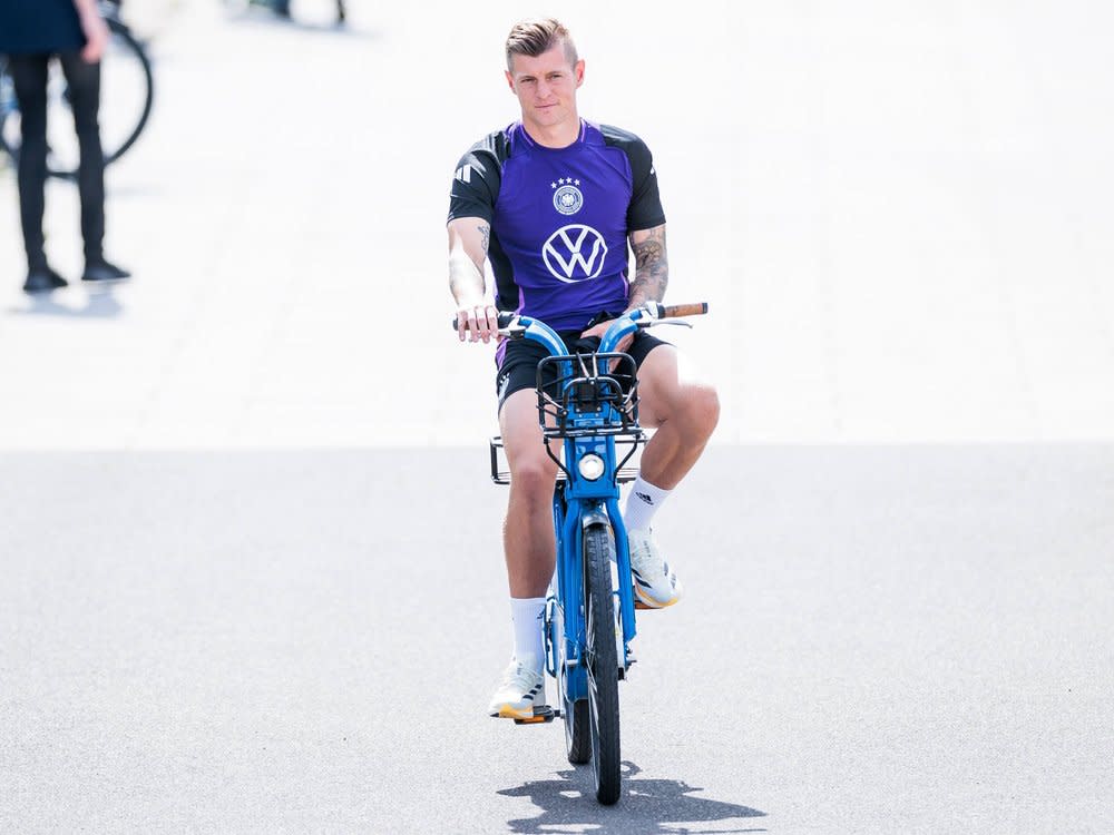 Wer dieser Tage in Herzogenaurach unterwegs ist, trifft vielleicht auch mal einen Toni Kroos auf dem Fahrrad. (Bild: IMAGO/Beautiful Sports)