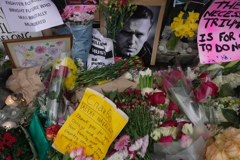 Flores y fotos colocadas frente a la embajada rusa en Londres para conmemorar la muerte de Alexei Navalny