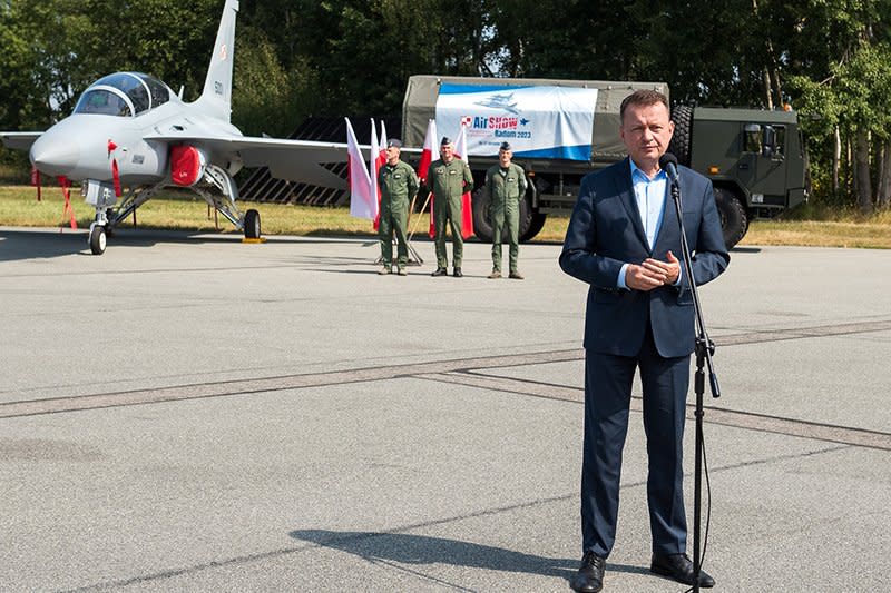 波蘭國防部長布瓦什恰克（Mariusz Błaszczak）證實美國同意出售 AH-64E 直升機予波蘭，並表示美國陸軍將先從自己的機隊中抽調幾架 AH-64E 送往波蘭。   圖：翻攝自X@Polska_Zbrojna