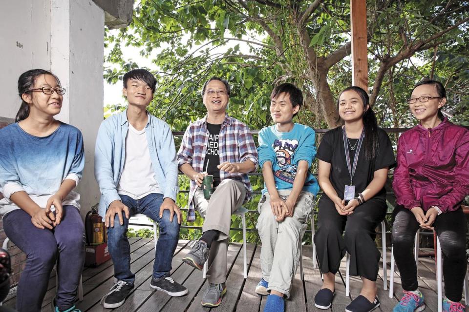 小野（左三）帶領TMS媒體公關社的學生陶陶（左起）、丁大能、羅鈺翔、謝盈方與陳秋慧接受訪問，培養學生面對媒體的能力。　