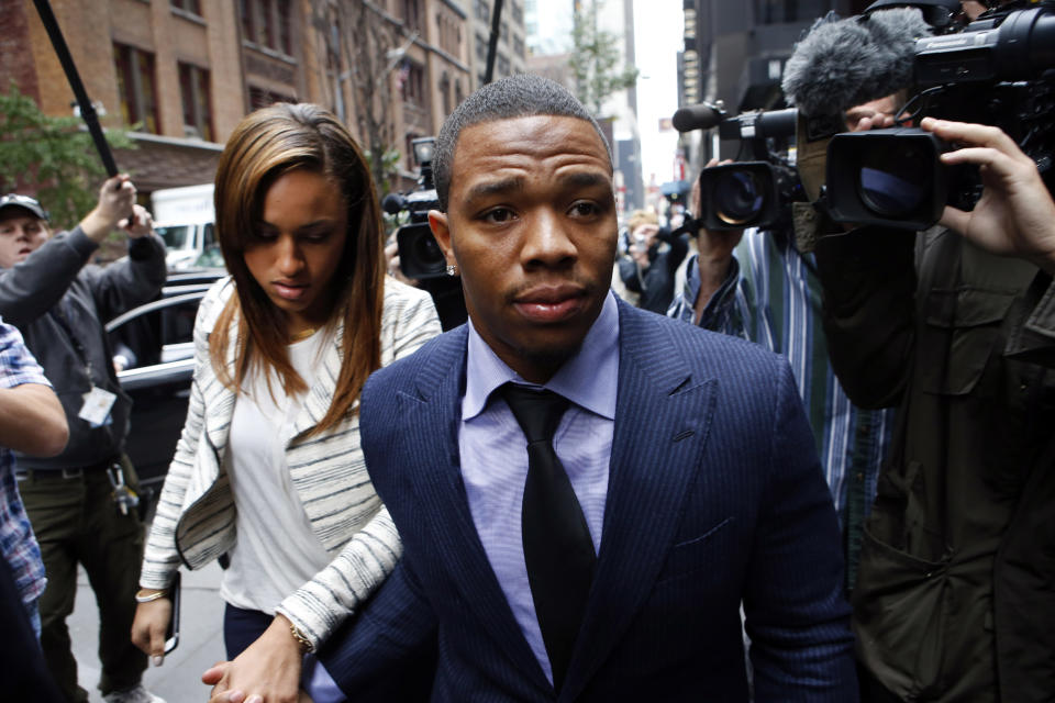 El running back, Ray Rice, y su esposa Janay Palmer llegan a una audiencia el 5 de noviembre de 2014 en Nueva York por su suspensión de la NFL por violencia doméstica. La violencia doméstica en el fútbol americano fue la noticia deportiva del año en Estados Unidos. (AP Photo/Jason DeCrow, File)