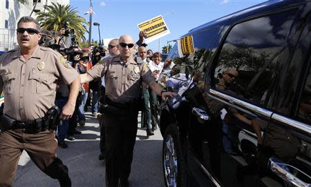 Members of the media and police surround the motorcade as pop singer Justin Bieber is escorted out of the Turner Guilford Knight Correctional Center in Miami, Florida January 23, 2014. REUTERS/Javier Galeano