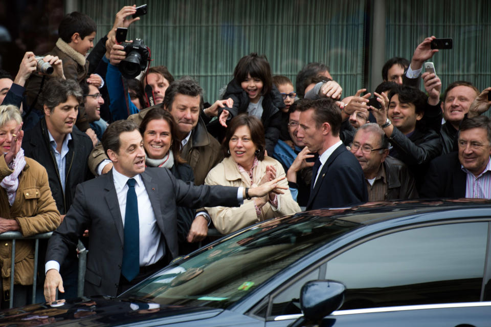 11h50. Nicolas Sarkozy se rend dans son bureau de vote au lycée La Fontaine situé dans le XVI arrondissement de Paris, en compagnie de sa femme Carla Bruni-Sarkozy. AFP/Michel Euler