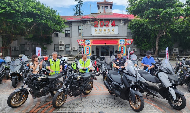 重機業者推旅遊地圖  澎湖跨海環島騎行（2） 國內知名重機業者的「旅遊地圖」與澎湖縣政府合作 推出「友澎齊聚 跨海騎行」活動，全台各縣市車友騎 著大型重機，24日隨夜航的澎湖輪抵達澎湖，25日上 午在澎湖縣政府廣場集合，由澎湖縣長陳光復（中） 等人為重機繫上「車隊識別帶」後依序出發。 中央社  113年5月25日 