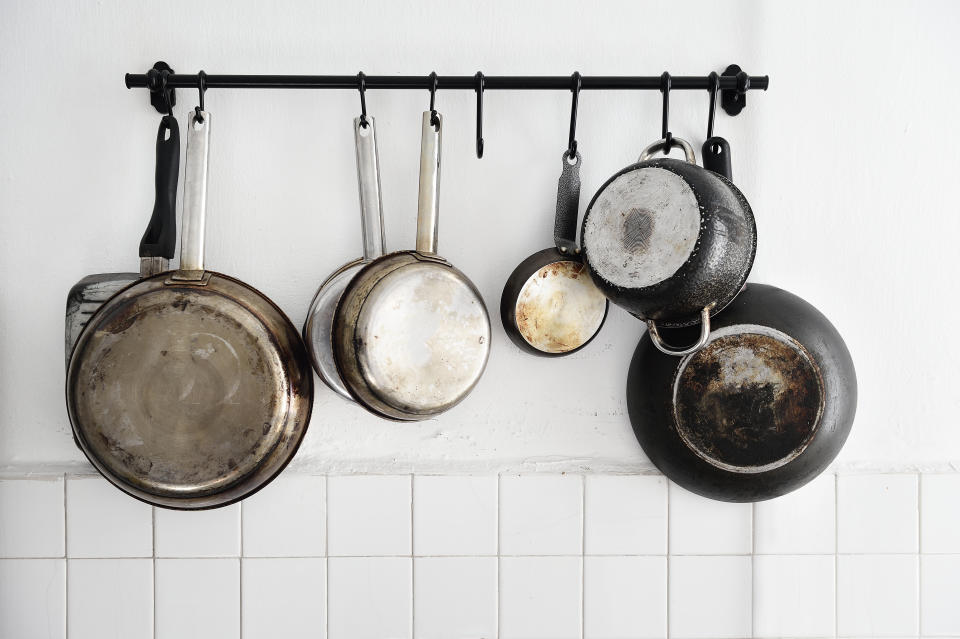 不沾鍋、不鏽鋼鍋怎麼清洗？鍋子去除焦黑污漬的技巧（圖／Getty Images）
