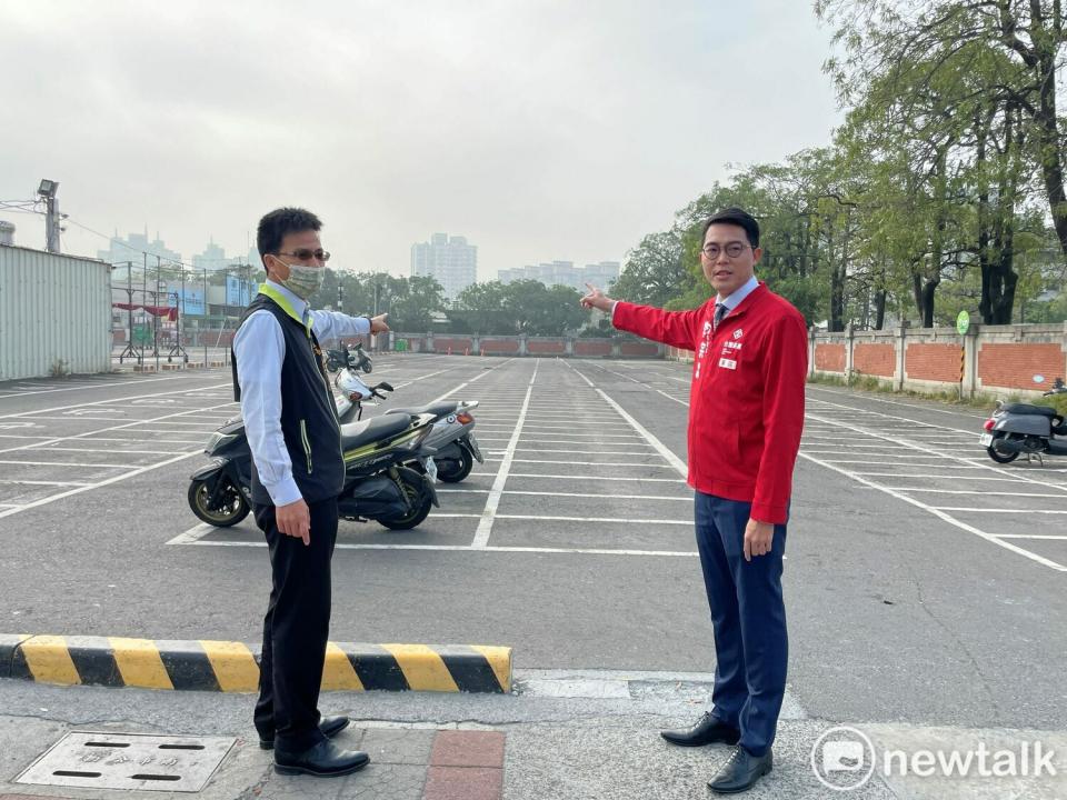 李宗霖今日邀東區區長顏能通赴林森路一段機關用地會勘，建請將林森路一段南起崇善路至崇德路的大面機關用地規畫為東區行政中心，配合立體停車場，形成綜合行政區域。   圖：黃博郎／攝