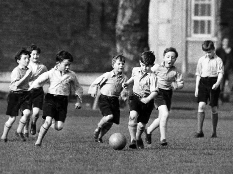 查爾斯三世 1957 年在小學足球場上