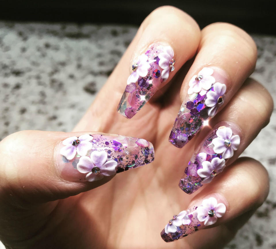 <p>Terminamos con uno de los diseños florales de Nailsby Anado. ¿Lo amas o lo odias? (Foto: Instagram / <a rel="nofollow noopener" href="https://www.instagram.com/crazynailslash/" target="_blank" data-ylk="slk:@crazynailslash;elm:context_link;itc:0;sec:content-canvas" class="link ">@crazynailslash</a>). </p>