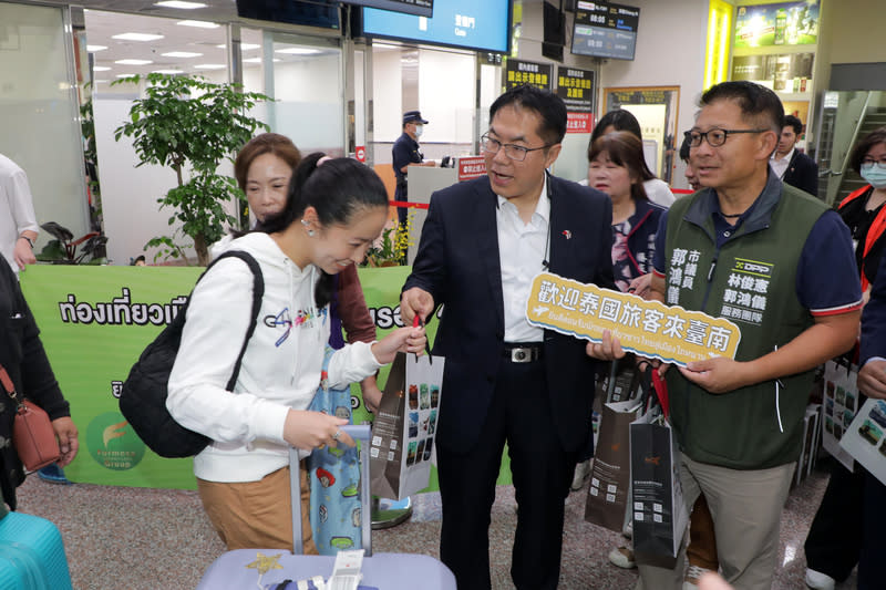 台南迎泰國包機直航  黃偉哲致贈旅客迎賓禮 「台南－泰國」包機直航首航班機4日上午飛抵台南 航空站，台南市長黃偉哲（前右2）等人致贈迎賓禮 給旅客。 （台南市政府提供） 中央社記者楊思瑞台南傳真  113年4月4日 