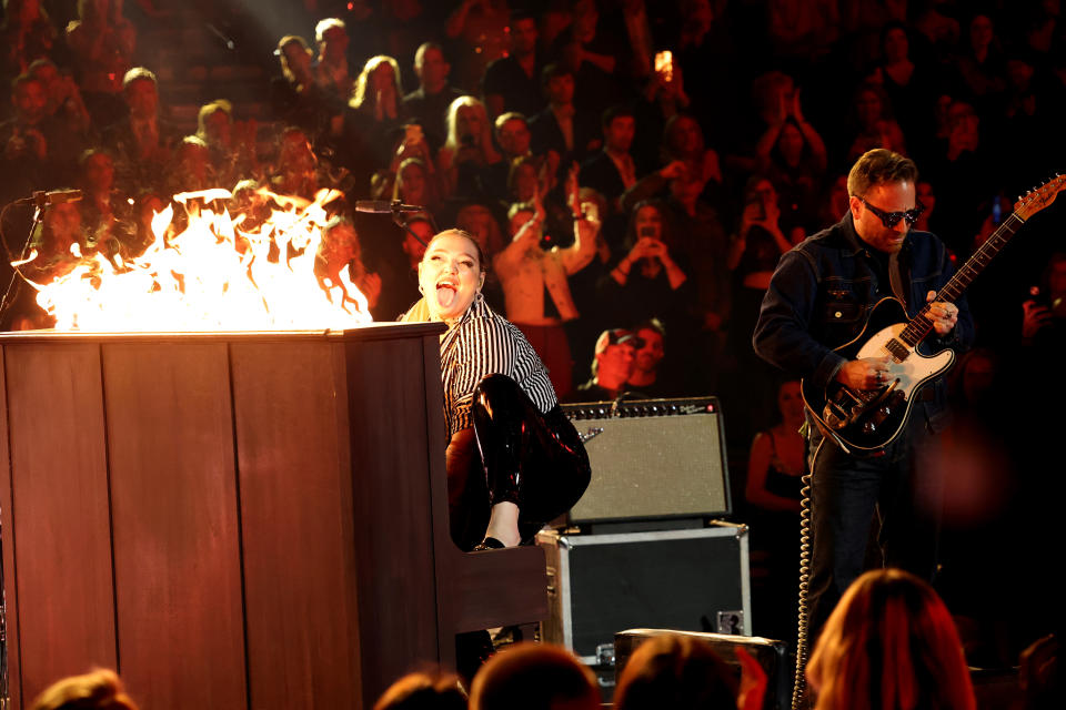 يؤدي Elle King و Dan Auerbach من Black Keys أداءً على خشبة المسرح في حفل توزيع جوائز CMA السنوي السادس والخمسين (الصورة: Terry Wyatt / WireImage)