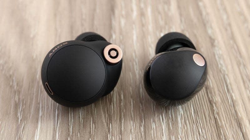 If you struggled to comfortably wear the Sony WF-1000XM4s (left) and keep them in your ear, the new WF-1000XM5s (right) feature a complete redesign that solves all those problems. - Photo: Andrew Liszewski | Gizmodo