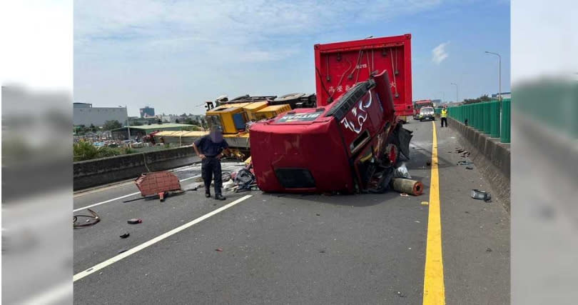 台61線西濱快速道路北上約38公里處，16日上午發生車禍事故，吊車差點摔落快速道路橋下。（圖／翻攝照片）