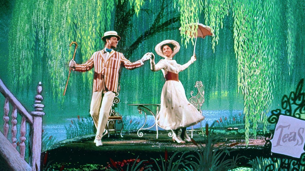 Original Film Title: MARY POPPINS.  English Title: MARY POPPINS.  Film Director: ROBERT STEVENSON.  Year: 1964.  Stars: JULIE ANDREWS; DICK VAN DYKE. Credit: WALT DISNEY PRODUCTIONS / Album