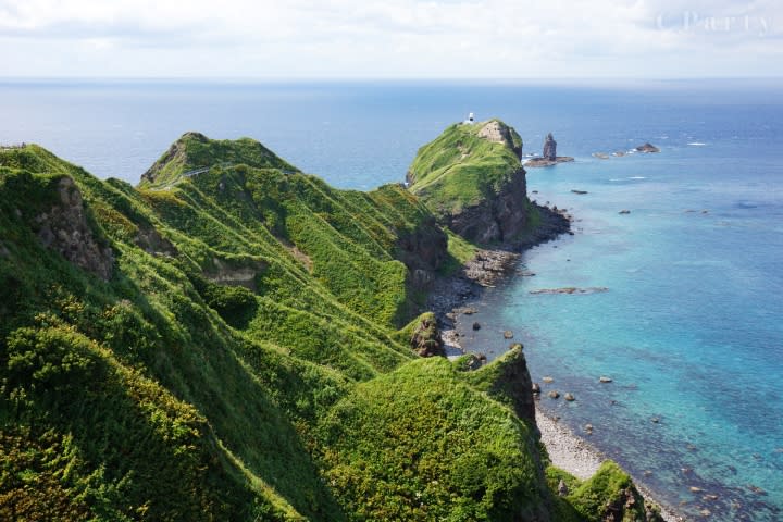 日本北海道積丹半島西北邊的海岬神威岬，山海一色，景致怡人，照片來自<a href="https://commons.wikimedia.org/wiki/File:130823_Cape_Kamui_Shakotan_Hokkaido_Japan02s3.jpg" rel="nofollow noopener" target="_blank" data-ylk="slk:維基百科;elm:context_link;itc:0;sec:content-canvas" class="link ">維基百科</a>。