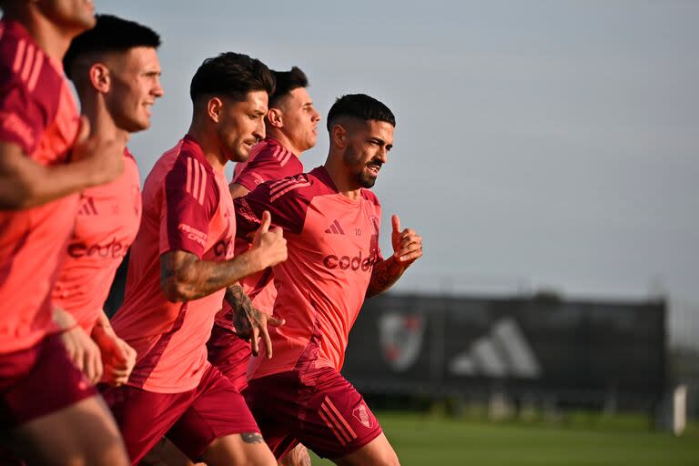 Manu Lanzini encabeza la carrera en el entrenamiento; el volante ofensivo podría ingresar por Meza si Gallardo mantiene el esquema 