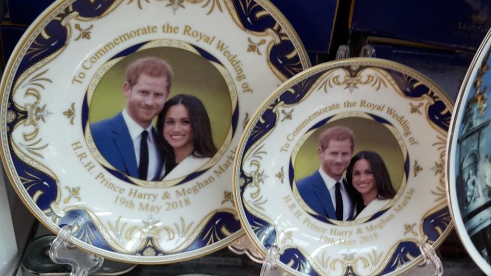 Die Hochzeit des Jahres rückt immer näher und Royal Fans können sich mit jeder Menge Merchandising zu Meghan Markle und Prinz Harry eindecken. Was gibt es alles zu kaufen?