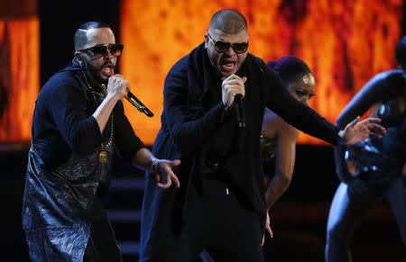 Yandel (L) performs "Plakito" with Farruko. REUTERS/Mike Blake