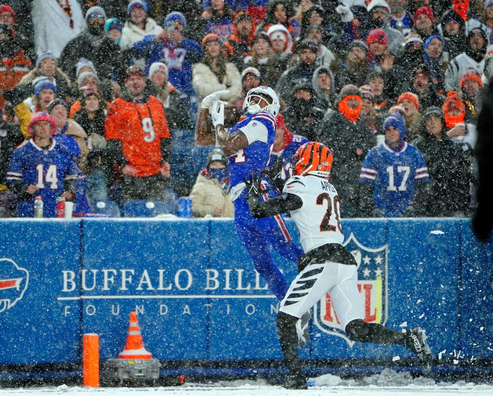 Buffalo Bills wide receiver Stefon Diggs makes a catch while defended by Cincinnati Bengals cornerback Eli Apple.