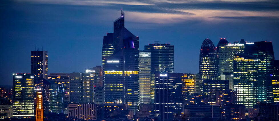 Pour faire face à la crise de l’énergie et réduire sa consommation électrique, le quartier de La Défense va éteindre ses bureaux la nuit (image d'illustration).  - Credit:Vincent Isore / MAXPPP / IP3 PRESS/MAXPPP