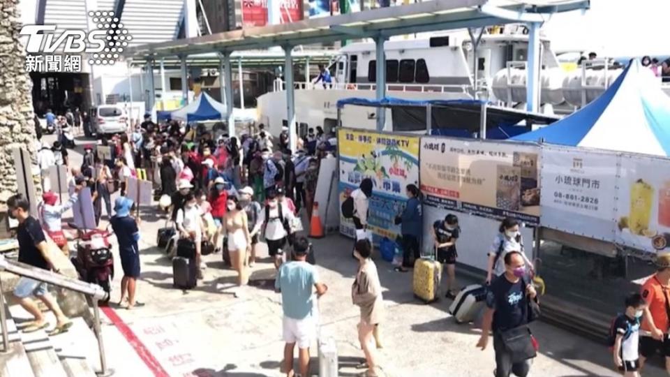 許多民眾搭船前往小琉球遊玩。 （圖／TVBS）