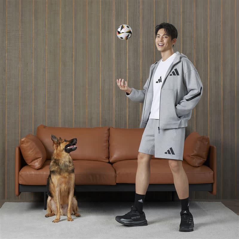 林柏宏於adidas形象照中與愛犬同框入鏡，展現私下更放鬆自在的休閒生活步調。（圖／品牌業者提供）