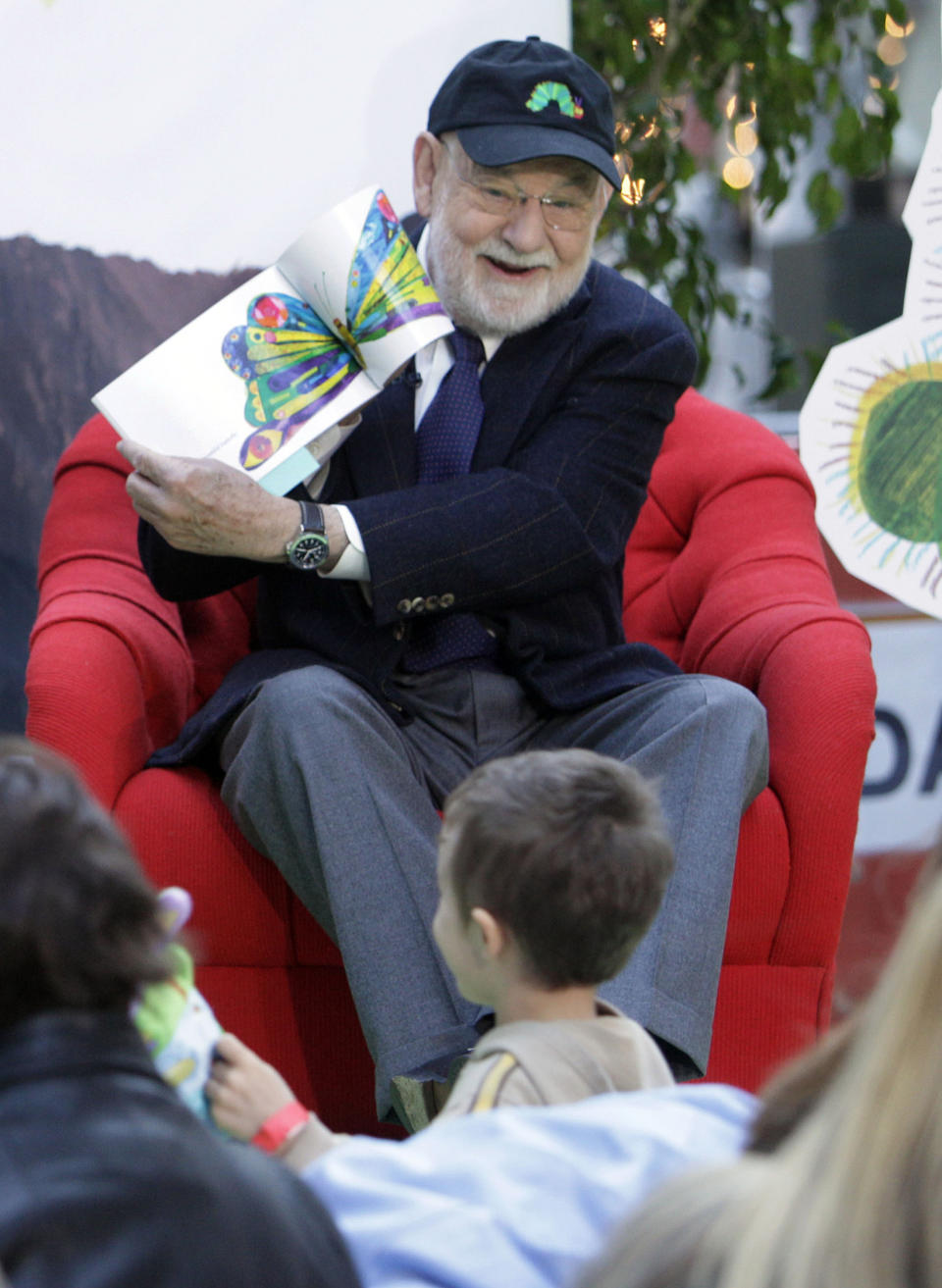 ARCHIVO - El escritor Eric Carle lee su clásico infantil "The Very Hungry Caterpillar" ("La oruga muy hambrienta") en el programa "Today" de NBC en Nueva York el 8 de octubre de 2009, como parte de un evento anual para promover la lectura. Carle murió el domingo 23 de mayo de 2021. Tenía 91 años. (AP Foto/Richard Drew, Archivo)