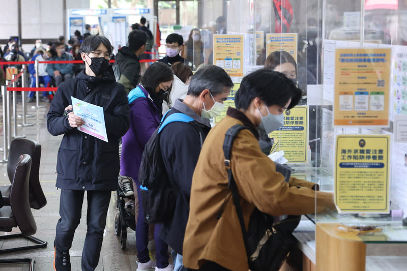 護照申辦人潮持續爆量，外交部領務局將每日「網路預約申辦」名額自4月17日起增加為2200名，盼紓解排隊人潮。（中央社檔案照片）