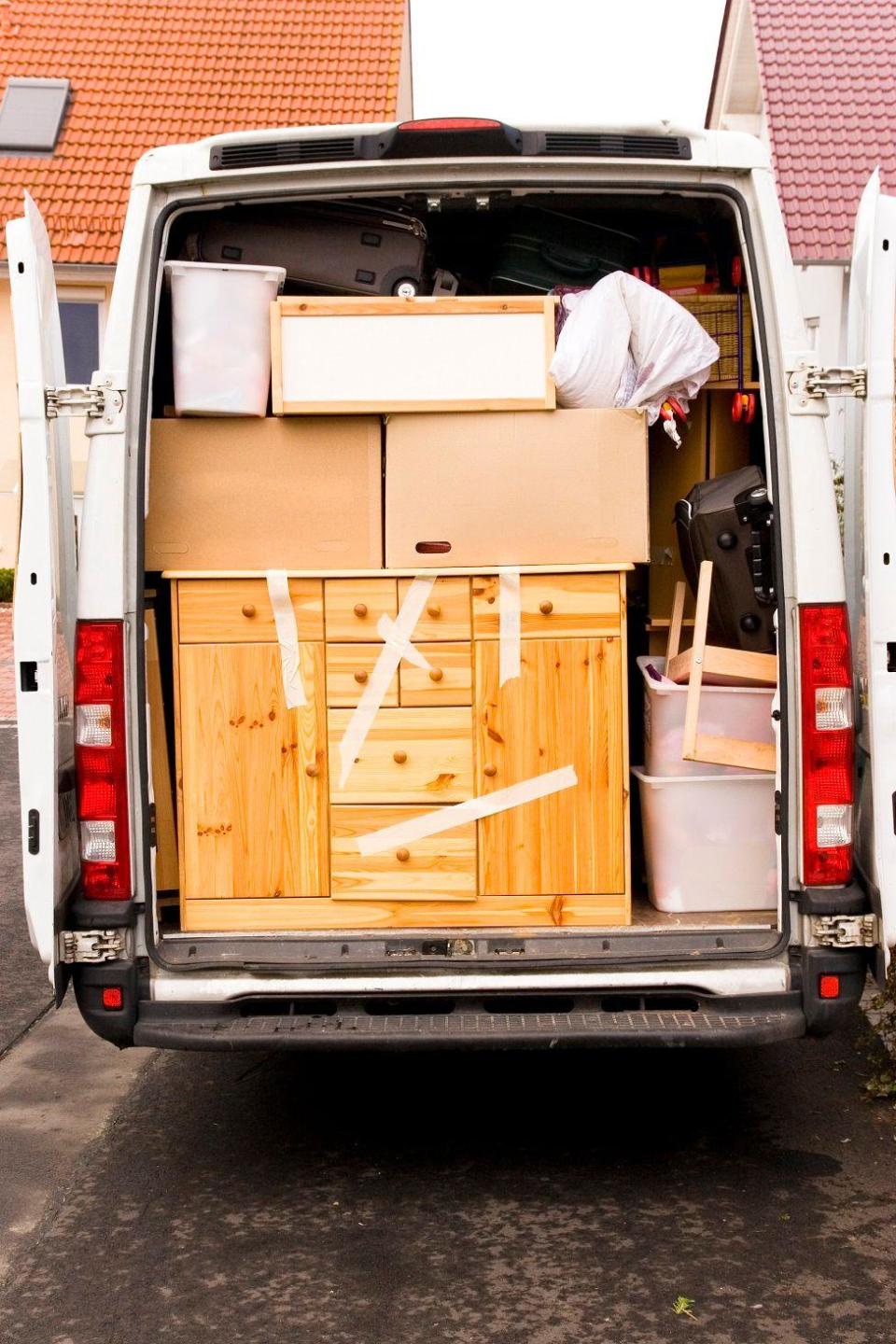 Una camioneta llena de objetos de una mudanza