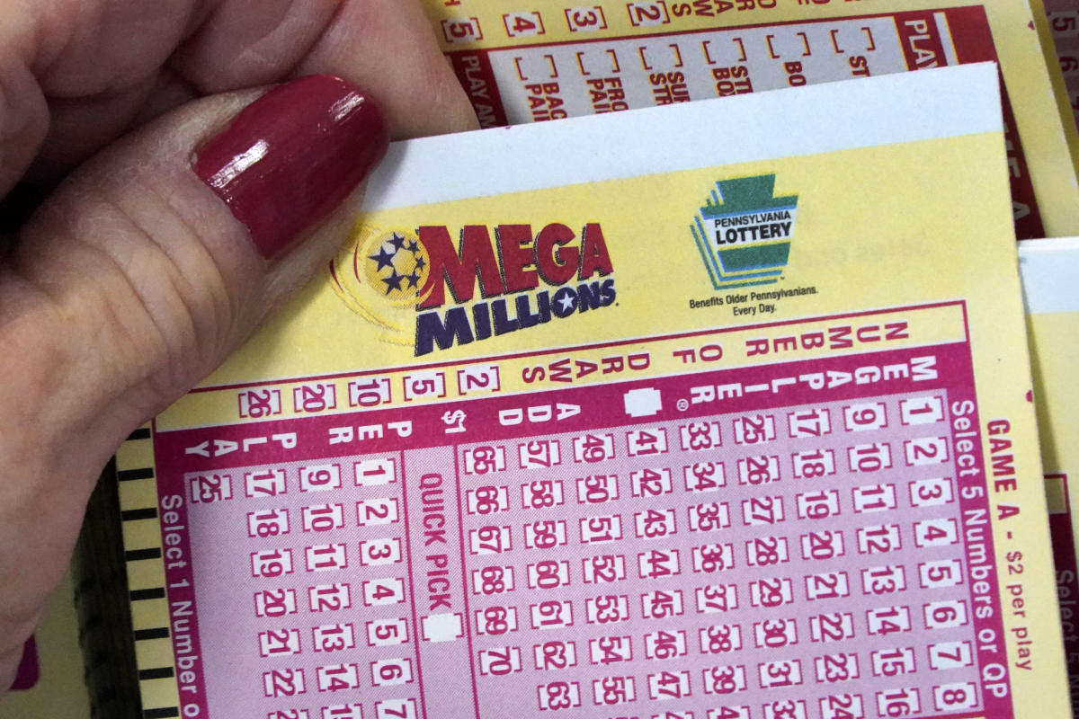 #Mega Millions jackpot grows to $820 million with a possible cash payout of $422 million