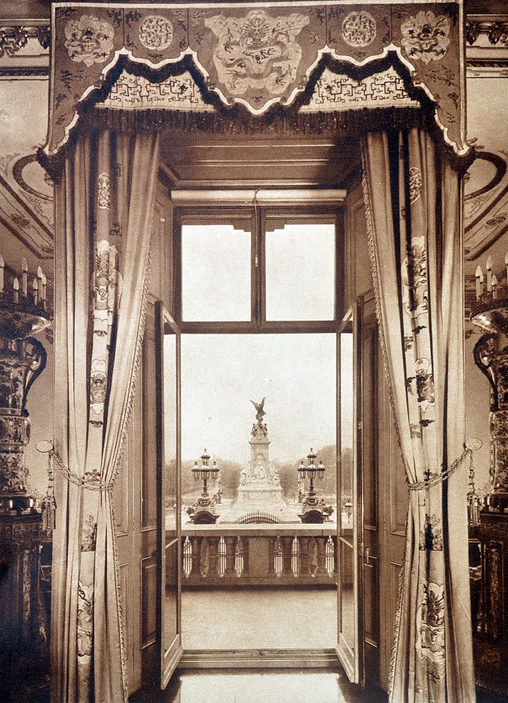 doors leading to the royal balcony at buckingham palace