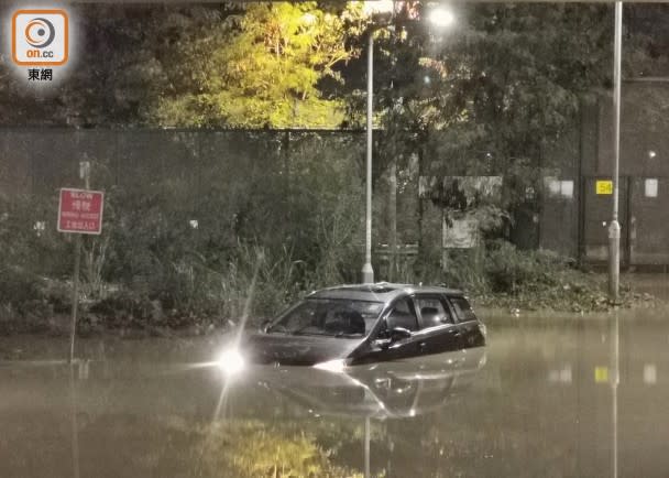 蓮麻坑路一輛七人車被浸死火，車頭大燈未關，途人恐有人被困報警。(沈厚錚攝)