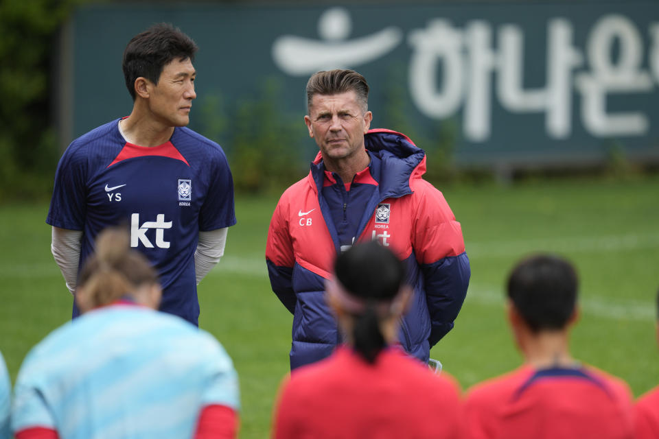 South Korea's women national soccer team coach Colin Bell speaks to players before a training session ahead of the FIFA Women's World Cup at the National Football Center in Paju, South Korea, Friday, June 30, 2023. (AP Photo/Lee Jin-man)