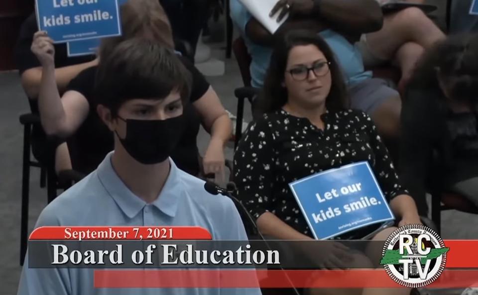 El adolescente Grady Knox cuando daba su testimonio ante la junta escolar del Condado de Rutherford, Tennessee. (Captura de pantalla / YouTube / WKRN)