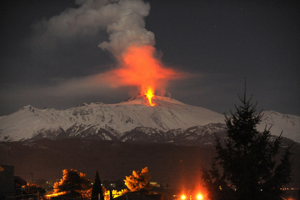 <b>Rebellischer Vulkan in Italien </b> <br> <br> Als der größte aktive Vulkan Europas, der Etna, am 6. Januar 2012 ausbrach, spuckte er seine Asche bis zu einer Höhe von 5000 Metern über dem Meeresspiegel. (Bild: dapd)