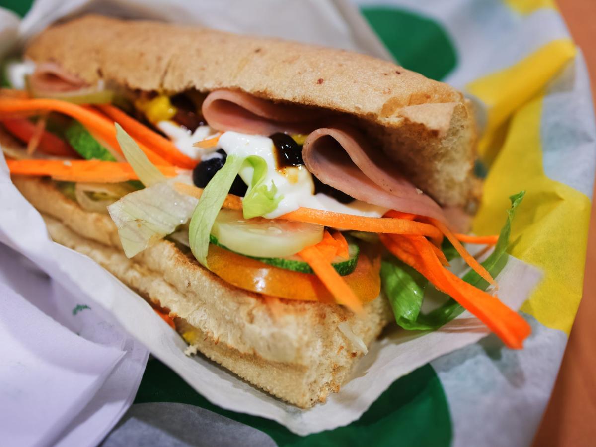 На една жена са таксувани $1021,50 за сандвич в Subway