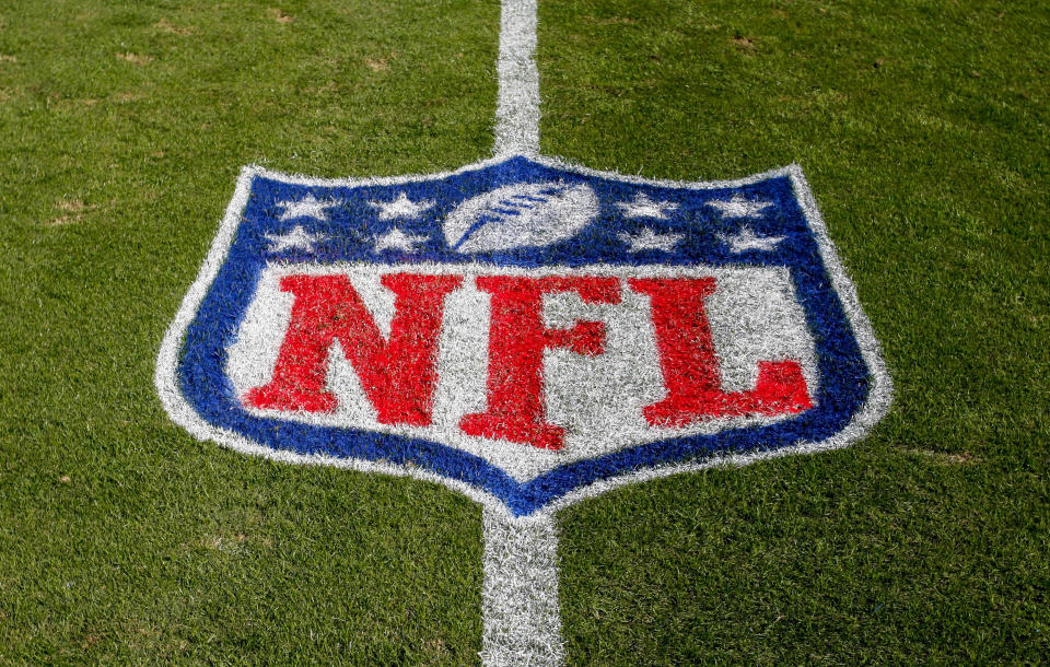 ARCHIVO - En esta fotografía del 4 de noviembre de 2019, se muestra el logotipo de la NFL en el Bank of American Stadium, en Charlotte, Carolina del Norte. (AP Foto/Nell Redmond, Archivo)