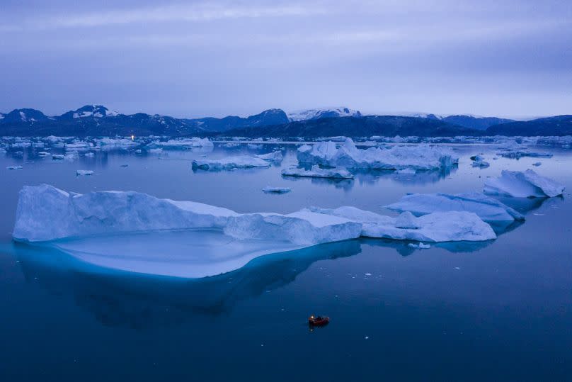 Große Eisberge in der Nähe der Stadt Kulusuk in Ostgrönland.