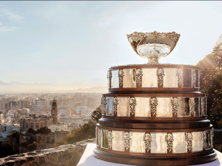 La Ensaladera de Plata, como se conoce al trofeo de la Copa Davis, con una vista panorámica de España, una de las sedes
