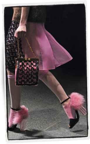 Zapatos con peluche hot pink de la diseñadora Sonia Rykiel. - Foto: Pascal Le Segretain │ Getty Images