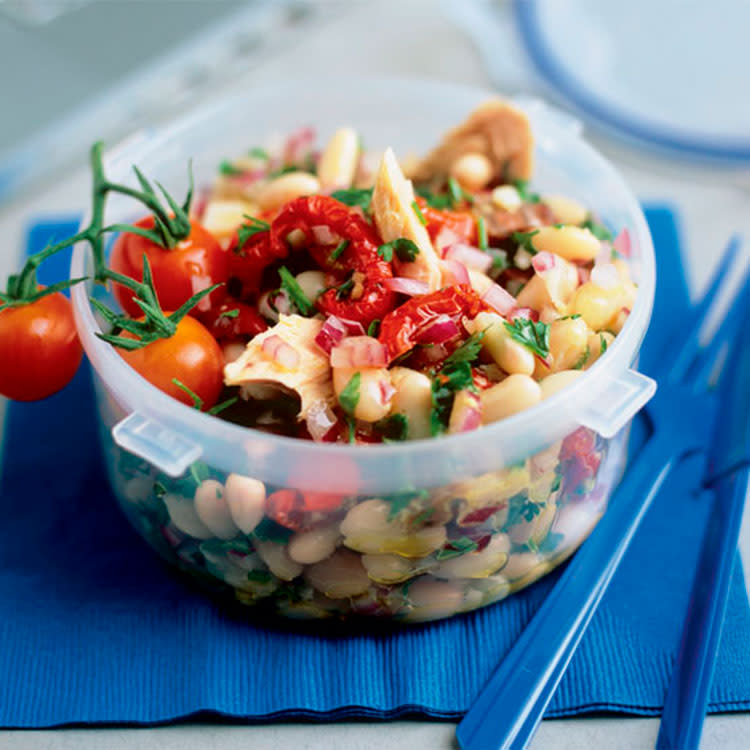 Ensalada de alubias con tomates secos y atún