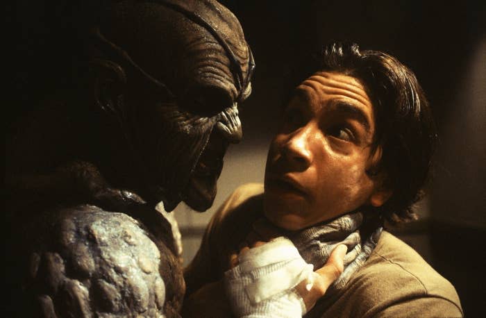 The monster thing in Jeepers Creepers chokes Justin Long