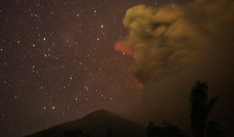 <p>A bright red sky is seen from Besakih village of Karangasem regency, 7 kilometers from the erupted Mount Agung in Bali, Indonesia on Nov. 26, 2017. (Photo: Mahendra Moonstar/Anadolu Agency/Getty Images) </p>