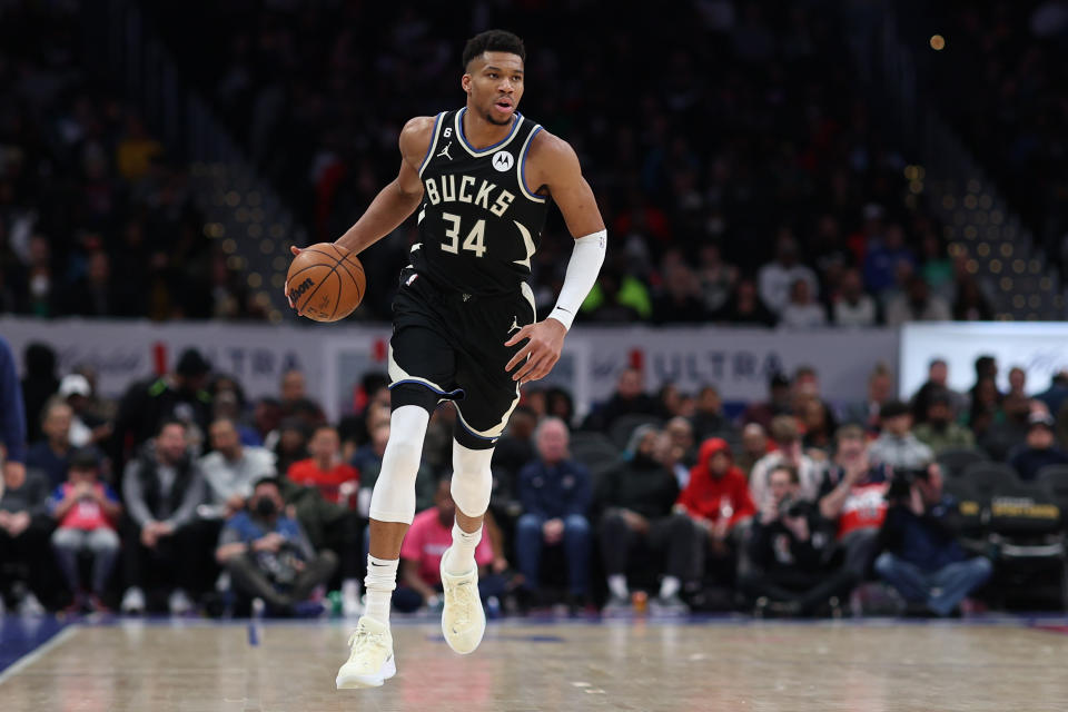 Giannis Antetokounmpo zdobył na razie kolejnego hat-tricka.  (Zdjęcie autorstwa Patricka Smitha/Getty Images)