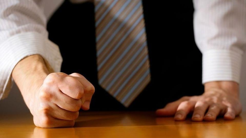 Un hombre golpeando una mesa