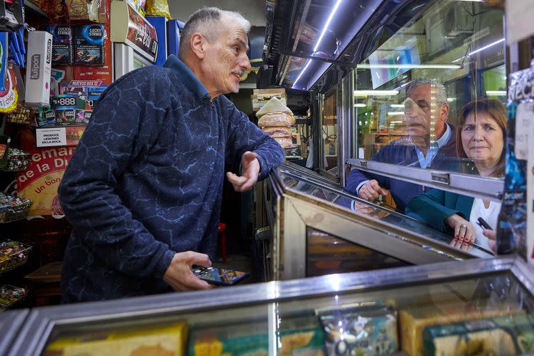 El kiosquero de la avenida Mitre le reconoció que se "acostumbró a convivir" con los cortes del Puente Pueyrredón