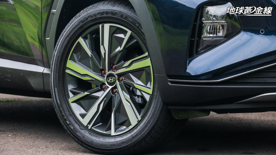 南陽實業為Tucson L Turbo Hybrid升級配備19吋鋁合金輪圈。(攝影/ 陳奕宏)