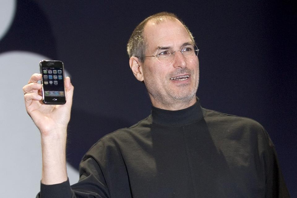 Steve Jobs mit dem iPhone im Jahre 2007. (Bild: David Paul Morris/Getty Images)