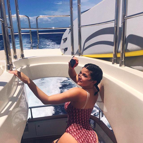 <p>Im Mai genoss die frisch gebackene Mutter Kylie Jenner einen Kurzurlaub mit Travis Scott auf den Turks- und Caicosinseln. An Bord einer Luxusyacht demonstrierte der Social Media Star ihre Vorliebe für 90er-Jahre-inspirierte Looks mit einem Vintage-Badeanzug mit Dior-Logo.<em> [Bild: Instagram]</em> </p>