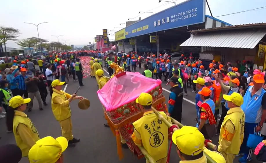 <strong>鑾轎行經彰化花壇鄉中山路一段時，見柏油路冗長的鞭炮陣後竟繞道而行。（圖／翻攝自白沙屯媽祖網路電視台YouTube）</strong>