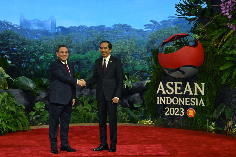 出席東協峰會的中國總理李強(左)，6日受到東道主印尼總統佐科威的歡迎。(asean2023.id)